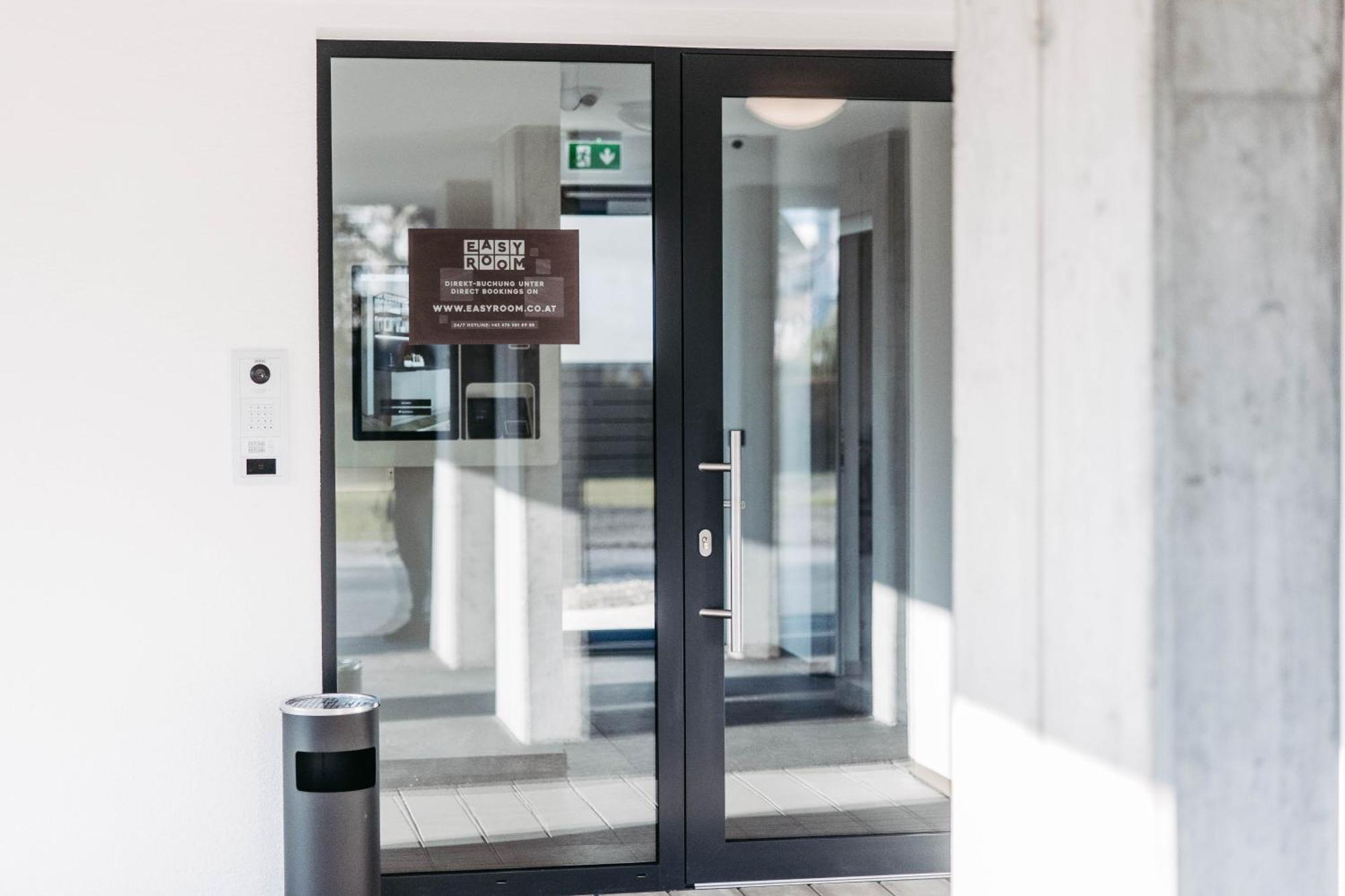 Easy - Self Check In - Out Hoechst